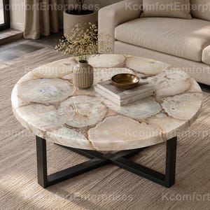 Mesa de centro redonda artesanal de ágata blanca con tablero de mosaico de piedra natural.