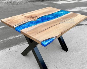 River-tafel acaciahout: blauwe epoxyhars, salontafel met geslepen rand