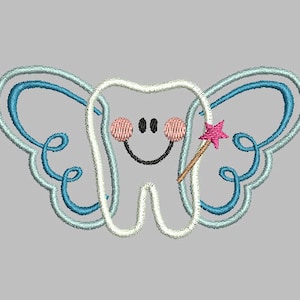 Może przedstawiać: Biały ząb z uśmiechającą się twarzą i różowymi policzkami, w niebieskich skrzydłach i trzymający różową magiczną różdżkę w kształcie gwiazdy. Ząb jest fantazyjną reprezentacją wróżki zębowej.