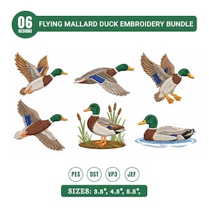 Könnte beinhalten: Ein digitales Stickerei-Set mit sechs Motiven von Stockenten in verschiedenen Posen, fliegend, stehend zwischen Schilf und schwimmend. Der Text lautet 06 DESIGNS FLYING MALLARD DUCK EMBROIDERY BUNDLE, PES DST VP3 JEF, und SIZES: 3.5", 4.5", 5.5".