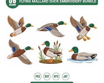 Op de afbeelding: Een digitaal borduurpakket met zes ontwerpen van wilde eenden in verschillende houdingen, vliegend, staand tussen riet en zwemmend. De tekst luidt 06 DESIGNS FLYING MALLARD DUCK EMBROIDERY BUNDLE, PES DST VP3 JEF, en SIZES: 3.5", 4.5", 5.5".