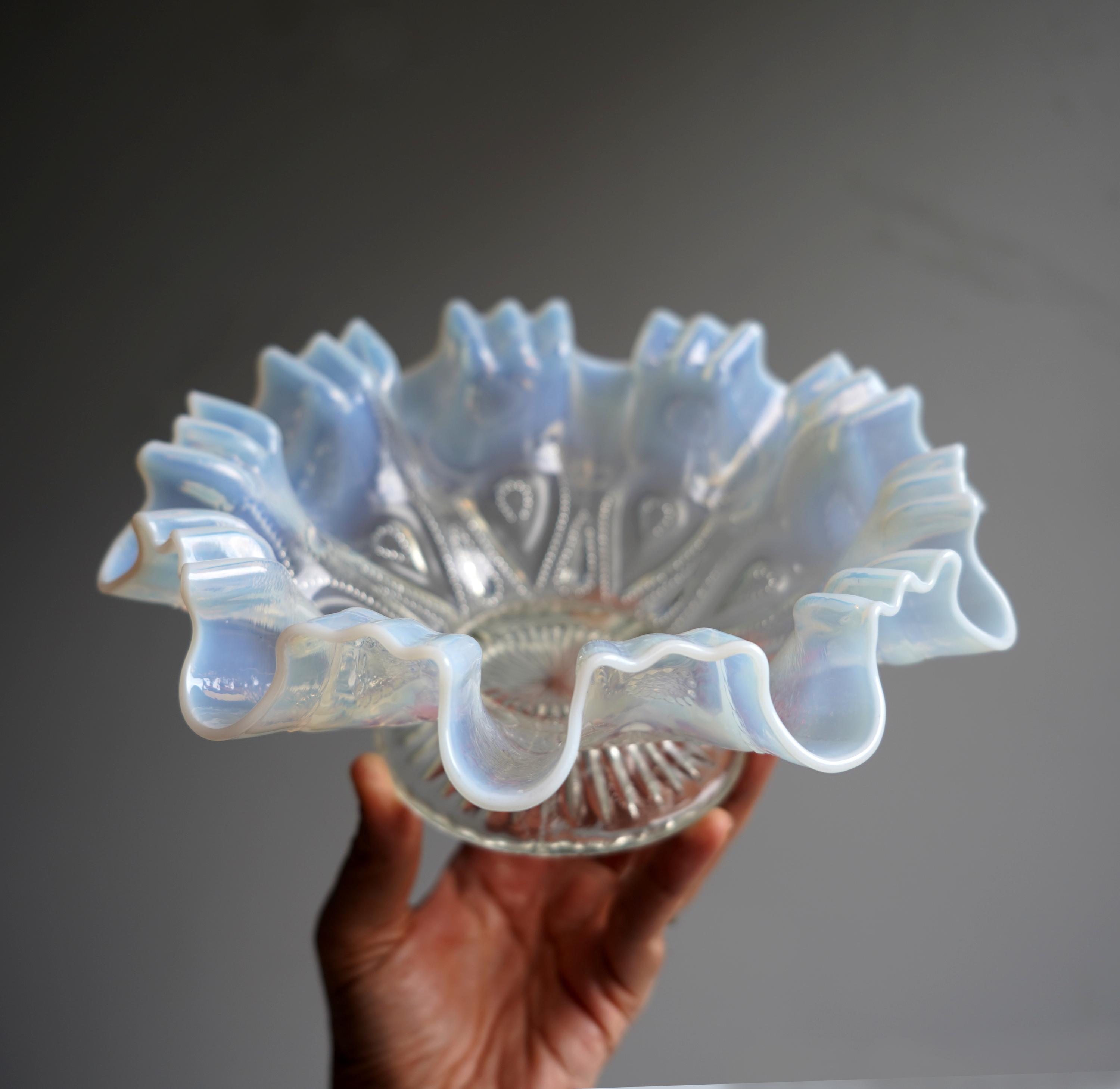 DUGAN GLASS DAISY＆PLUMEホワイトオパルセント　ガラス皿 DUGAN GLASS DAISY＆PLUMEホワイトオパルセント ガラス皿 Dugan Glass