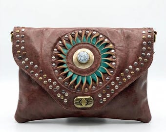 Clutch marroquina em couro com pedra turquesa, bolsa transversal em couro com tachas, bolsa envelope feita à mão, bolsa boho para festivais, presente para ela.