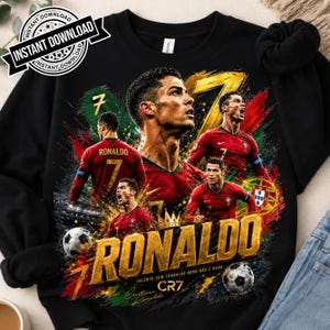 Può includere: Una felpa nera con una stampa grafica di Cristiano Ronaldo in varie pose che indossa una maglia da calcio rossa. Il design include il numero 7, un pallone da calcio, il testo RONALDO in oro e TALENTO SEM TRABALHO DURO NADA É NADA.