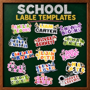 Könnte beinhalten: Eine Sammlung von Schullabel-Vorlagen auf einer grünen Tafel mit dem Text SCHOOL LABLE TEMPLATES. Die Etiketten zeigen verschiedene Namen und bunte Illustrationen, darunter Blumen, Baufahrzeuge, Luftballons, Wale, Pilze, Schildkröten, Flugzeuge, Sonnen, Kameras, Segelboote, Schmetterlinge, Cupcakes und einen Astronauten.