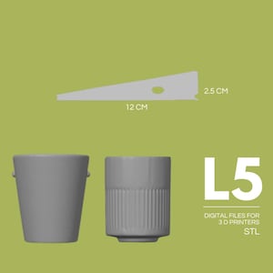 Pode incluir: Imagem cinza renderizada em 3D com dois pequenos vasos cilíndricos e uma prateleira triangular, com dimensões de 12 cm e 2,5 cm. O texto "L5" e "ARQUIVOS DIGITAIS PARA IMPRESSORAS 3D STL" também estão presentes.