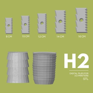 Può includere: Un rendering digitale di diversi oggetti grigi stampati in 3D. Cinque pezzi rettangolari con un foro e bordi seghettati sono etichettati 8 cm, 10 cm, 12 cm, 14 cm e 16 cm. Sono presenti anche due oggetti cilindrici e il testo "H2". L'immagine include il testo "DIGITAL FILES FOR 3 D PRINTERS STL".