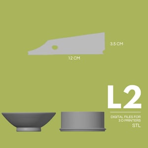 Pode incluir: Ilustração cinzenta e estilizada de uma forma de lâmina, com 12 cm de comprimento e 3,5 cm de largura, com um orifício circular. Abaixo, dois modelos 3D cinzentos de uma tigela e de um cilindro. O texto "L2" e "ARQUIVOS DIGITAIS PARA IMPRESSORAS 3D STL" também estão presentes.