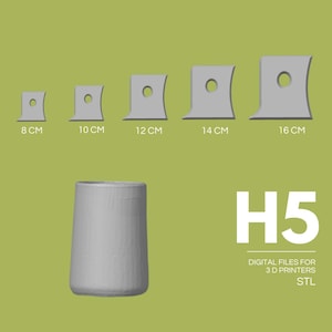 Può includere: Una collezione di file di stampa 3D grigi, di forma quadrata, con una base curva e un foro circolare, che variano da 8 cm a 16 cm. È presente anche un oggetto cilindrico. Il testo "H5" e "FILE DIGITALI PER STAMPANTI 3D STL" sono visualizzati.