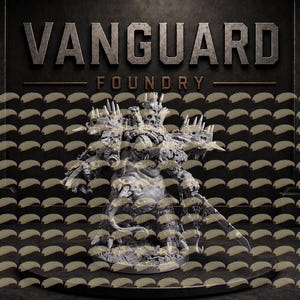 Op de afbeelding: Een grijs, onbeschilderd miniatuurfiguur van een monsterlijk wezen met talloze stekels, schedels en pantserplaten, staand op een ronde voet. De achtergrond bevat de tekst VANGUARD FOUNDRY in grote, metalen blokletters in hoofdletters.
