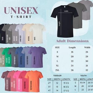 Puede incluir: Una colecci&oacute;n de camisetas de manga corta en varios colores, incluyendo negro, gris, blanco, verde, azul, morado, rojo y naranja. La imagen incluye una tabla de tallas con medidas de largo y ancho en pulgadas para adultos, ni&ntilde;os y j&oacute;venes.