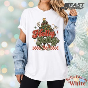 Camiseta navideña retro Holly Jolly, camiseta vintage con árbol de Navidad, camiseta divertida con estampado navideño, atuendo festivo para fiestas navideñas, lindo regalo de invierno