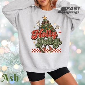Sudadera navideña Holly Jolly, camiseta retro con árbol de Navidad, camiseta vintage con estampado navideño, estética festiva de invierno, regalo divertido para amantes de la Navidad.