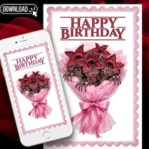 Puede incluir: Una tarjeta de cumpleaños y un teléfono muestran un ramo de criaturas rojas con forma de flor envueltas en papel rosa y atadas con una cinta rosa. La tarjeta y la pantalla del teléfono dicen "HAPPY BIRTHDAY" en borgoña.