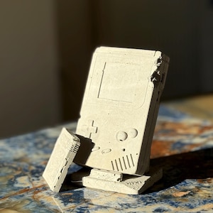 Gamer-Skulptur – Spielobjekt aus den 90er – Pop Art Skulptur – Minimalistische Kunst – Geschenkidee für Gamer-Väter