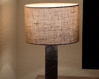Lampada da tavolo in cemento realizzata a mano in stile brutalista – Design architettonico minimalista per loft e spazi abitativi moderni.