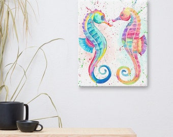 Lámina decorativa colorida con diseño de caballito de mar, ideal para decorar paredes con motivos costeros. Regalo perfecto para amantes del océano.