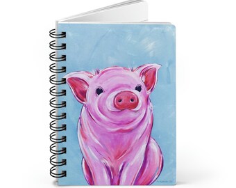Könnte beinhalten: Ein rosa Ferkel vor einem hellblauen Hintergrund. Das Ferkel sitzt und schaut den Betrachter an. Das Ferkel hat eine rosa Nase und rosa Ohren.