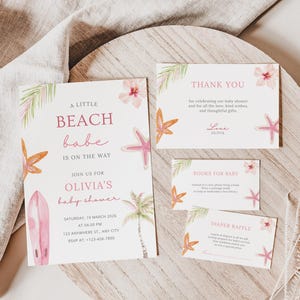 Op de afbeelding: Een set babyborrel uitnodigingen en kaarten met een strandthema. De uitnodiging bevat de tekst "A Little Beach Babe is on the Way". De kaarten bevatten illustraties van zeesterren en palmbomen in roze en oranje, met afmetingen in cm.