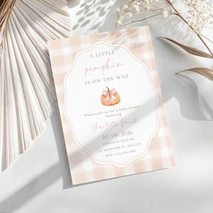 Invito per baby shower a tema zucca per bambina, invito per baby shower autunnale a quadretti, una piccola zucca sta arrivando, modello Canva modificabile