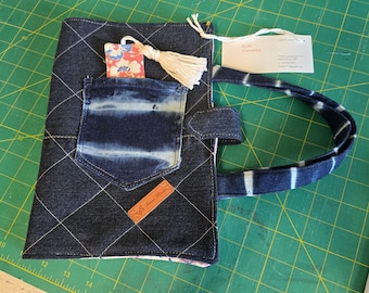 Upcycled gesteppte Denim-Bibelhülle