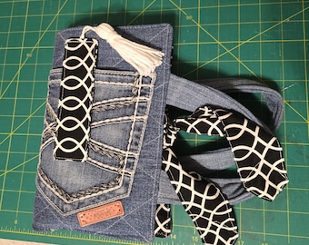 Upcycled gesteppte Denim-Bibelhülle