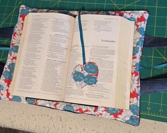 Upcycled gesteppte Denim-Bibelhülle