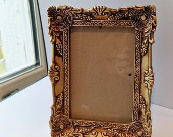 Vintage-Style Ornate Photo Frame – Antique Gold Finish