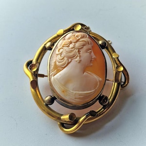 Könnte beinhalten: Eine weiße Keramik-Tasse mit schwarzem Henkel und dem Text "But First, Coffee" in schwarzer, fetter Schrift. Die Tasse steht auf einer Holzoberfläche. Die Tasse ist 10 cm hoch.