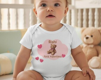 Body de oso para el primer día de San Valentín con nombre personalizado / Mono para bebé de San Valentín