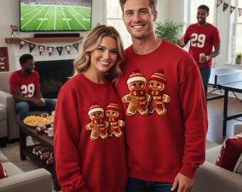 Sudadera unisex roja con diseño de pareja de jengibre inspirada en los 49ERS - NAVIDAD