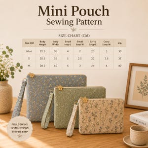 Puede incluir: Tres mini bolsos con estampado floral en azul, verde y beige, cada uno con una correa de muñeca y un tirador de cremallera en forma de flor. La imagen incluye una tabla de tallas en centímetros y el texto "Mini Pouch Sewing Pattern".