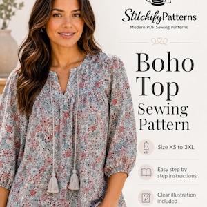Peut inclure: Un haut à motif floral avec une encolure en V, des manches trois-quarts et deux pompons suspendus. Le texte indique StitchifyPatterns Modern PDF Sewing Patterns, Boho Top Sewing Pattern, Size XS to 3XL, Easy step by step instructions, Clear illustration included.