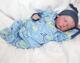 Muñeca bebé renacida durmiendo de 17 pulgadas y 5 libras, ideal para jugar con bebés.