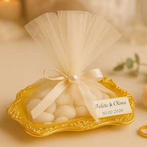 Personalized Wedding Favors – Elegant Gold Tray with Almonds & Custom Tag