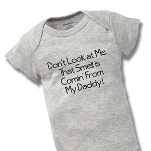 Don&#39;t Look At Me Smell Is Daddy Onesies Baby Shower Gift Funny Boy Girl Cute Geek Aunt Daddy Dad Mom Brother Niece Nephew Bodysuit One Piece