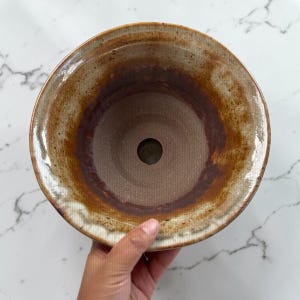Handgefertigter Sukkulenten-Übertopf aus Steinzeug mit Drainage – Erdiger Bernsteinton & rustikale braune Glasur – 14 cm große Wabi-Sabi-Keramikschale