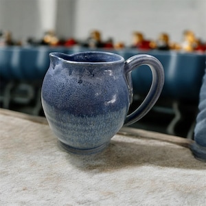 Handgjord blå keramisk kanna – Hantverkskanna, köksinredning