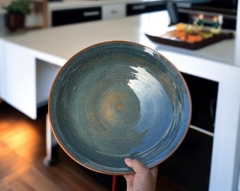 Handgemaakte serveerschaal van blauw steengoed, 34 cm (13,5 inch) keramisch bord, geïnspireerd op de oceaan.