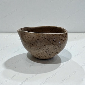 Handgemaakte keramische mok, blauw glazuur, weideontwerp