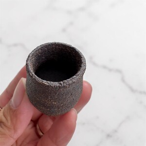 Mini tazza rustica in ceramica / Piccolo vaso in ceramica / Micro vaso fatto a mano / Piccola fioriera / Decorazione per giardino delle fate / Arte Wabi Sabi in argilla