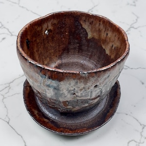 素朴でつや消しの釉薬が施されたストーンウェア製プランター（受け皿付き） – 素朴な侘び寂びの陶器鉢