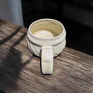 Taza de cerámica tallada a mano – Cerámica texturizada color marfil