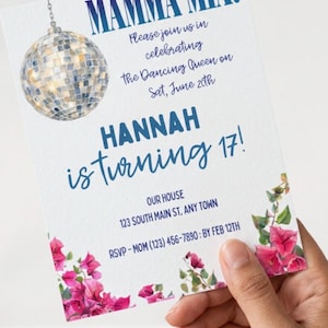 Puede incluir: Una tarjeta de invitación de cumpleaños blanca con un gráfico de bola de discoteca plateada, flores de buganvilla rosas y texto azul que dice: MAMMA MIA! Please join us in celebrating the Dancing Queen on Sat, June 20th. HANNAH is turning 17!