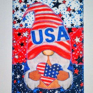GNoME AMeRICANA PATRIOTIC USA 4 x 6 carte postale en tissu rouge blanc bleu Elle lui, un ami proche, cadeau d'anniversaire, cadre matelassé appliqué * gnome des Etats-Unis *