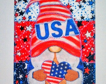 GNoME AMeRICANA PATRIOTIC USA 4 x 6 carte postale en tissu rouge blanc bleu Elle lui, un ami proche, cadeau d'anniversaire, cadre matelassé appliqué * gnome des Etats-Unis *