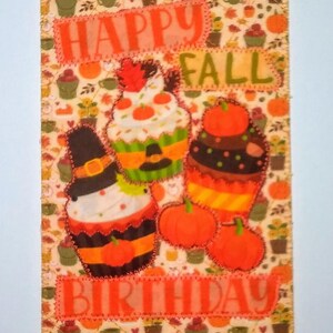 FELIZ ANIVERSÁRIO DE OUTONO CUPCAKES Tecido 4x6 Cartão Postal Saudação de Outono Ela Ele Criança Amigo Parente Acolchoado Apliques *CARTÃO DE ANIVERSÁRIO DE OUTONO*