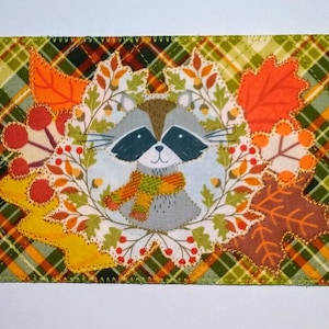 WOODLAND RACCOON LEAVES Tkanina 4x6 Pocztówka Jesienne pozdrowienia Jej On Dziecko Przyjaciel Krewny Ramka Pikowana Aplikacja Cześć Jesień