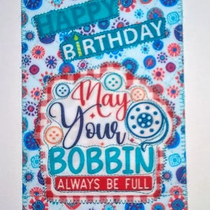 FELIZ ANIVERSÁRIO QUE SUA BOBINA SEMPRE ESTEJA CHEIA Tecido 4x6 Cartão Postal Aniversário De Sua AMIGA PARENTE Colcha Aplique *Amiga de Costura Quilting*