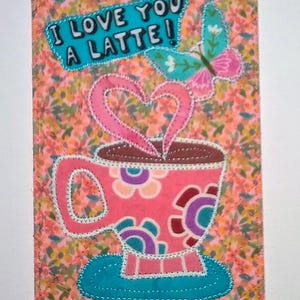 ICH LIEBE DICH A LATTE! 10x15 Stoff Postkarte Quilted Applizierte *A Cuppa and Butterfly*